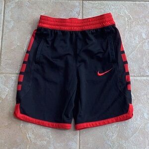 💥 Nike dry fit shorts sz medium black red